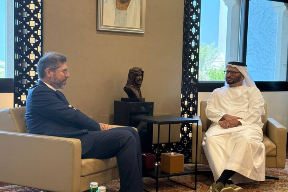 خطيب زاده يلتقي المستشار الدبلوماسي لرئيس دولة الإمارات العربية المتحدة