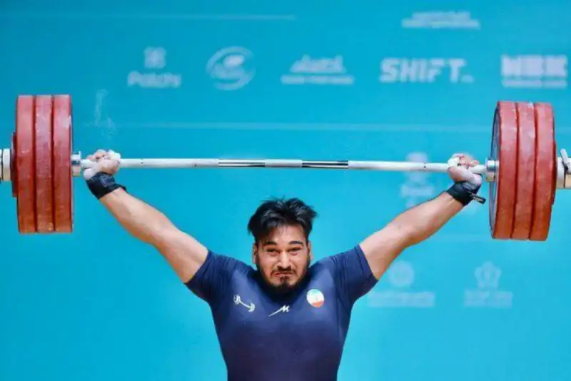 نقره دوضرب بر گردن وزنه‌بردار ایران