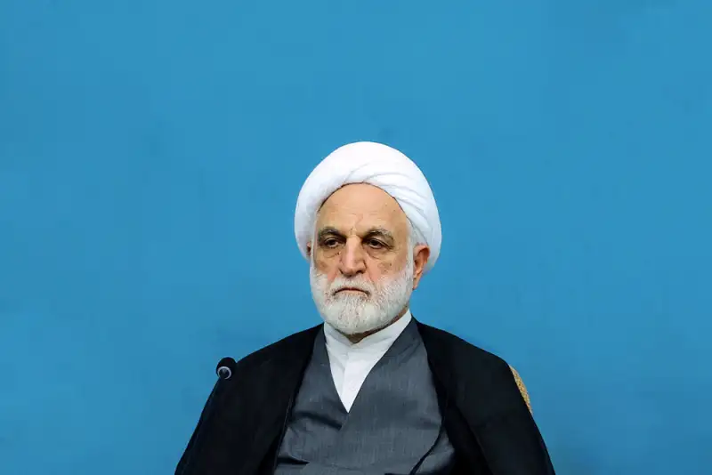 کسی که با آگاهی به معیشت مردم فشار می‌آورد عامل دشمن است