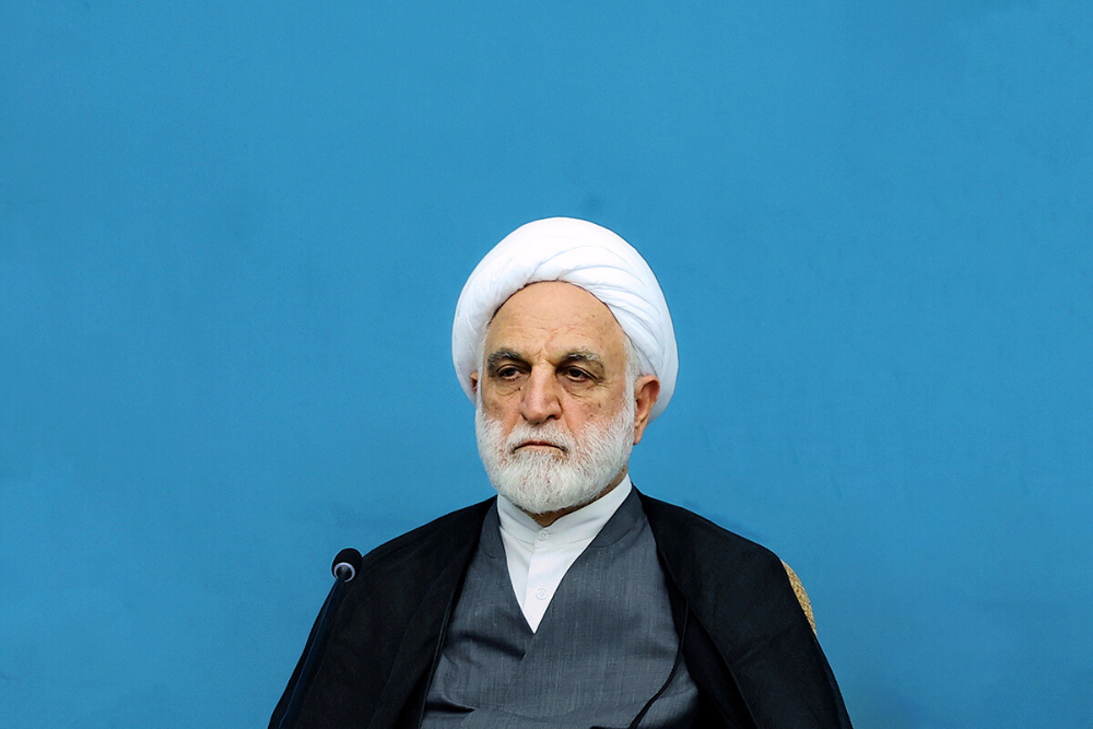 کسی که با آگاهی به معیشت مردم فشار می‌آورد عامل دشمن است