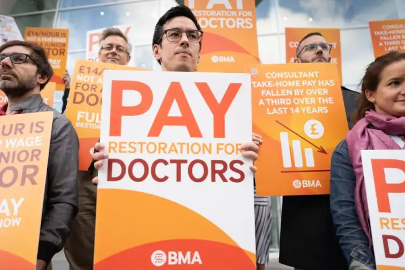 پزشکان انگلیس در اعتراض به شرایط کاری اعتصاب کردند/ بحران هنوز ادامه دارد