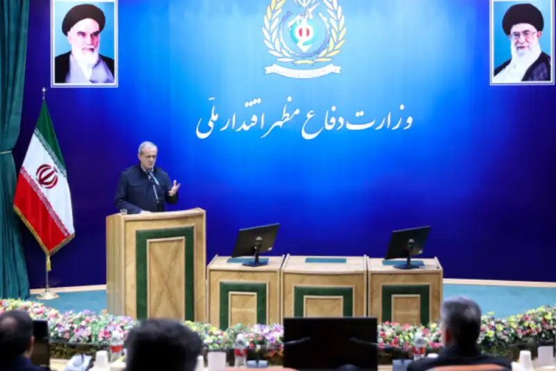 پزشکیان: نارضایتی مردم از کیفیت خدمات اداری، پذیرفتنی نیست