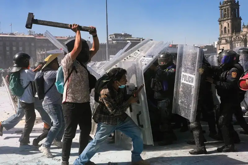 اعتراضات در مکزیک؛ 20 معترض و 100 پلیس زخمی شدند