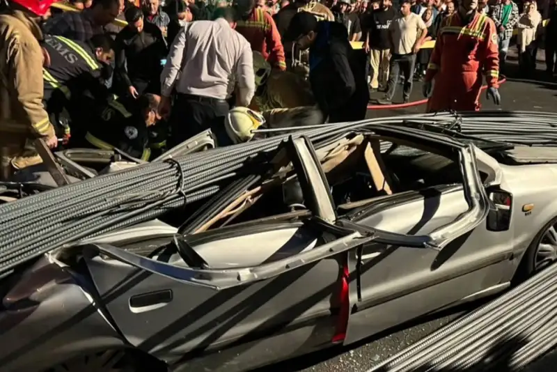 تصادف شدید در بلوار کوهسار با واژگونی کامیون حامل میلگرد+فیلم