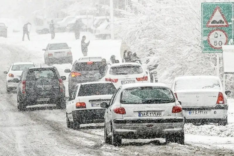 بارش باران و برف در جاده‌های 10 استان