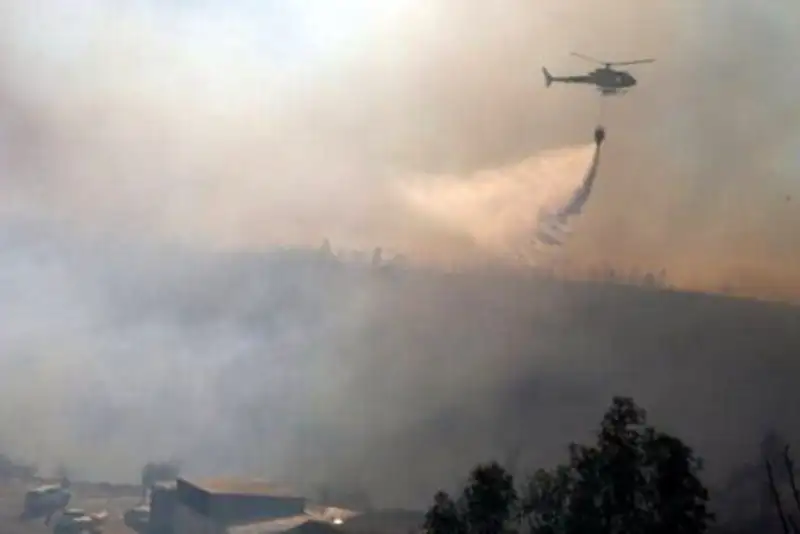 عملیات هوایی مهار آتش جنگل چالوس متوقف شد