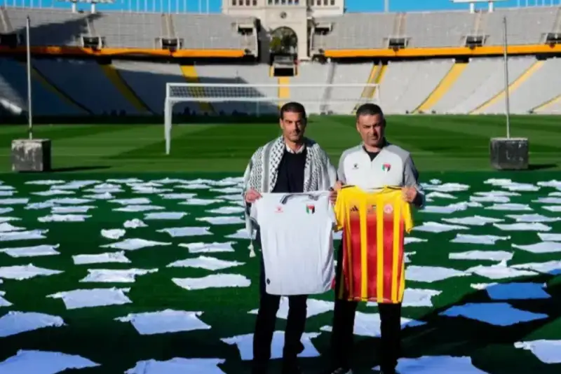 نمایش جنایت اسرائیل در ورزشگاه بارسلونا