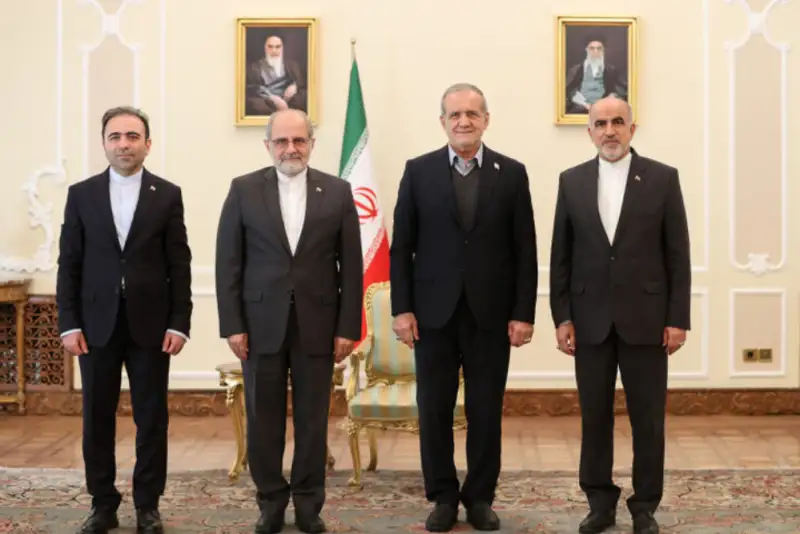 پزشکیان: خنثی‌سازی روایت‌سازی‌های نادرست از مسئولیت‌های مهم سفرا است