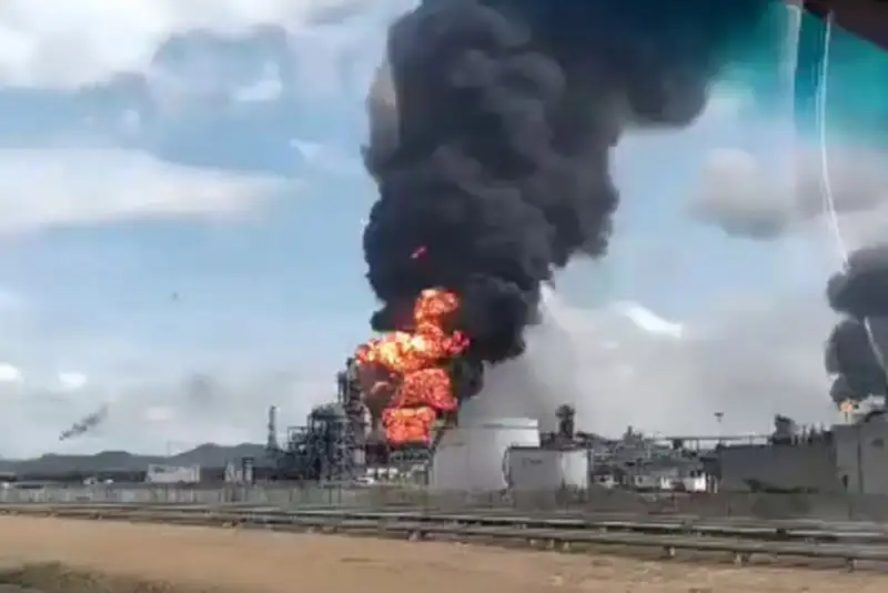 انفجار مهیب در تاسیسات نفتی ونزوئلا + فیلم