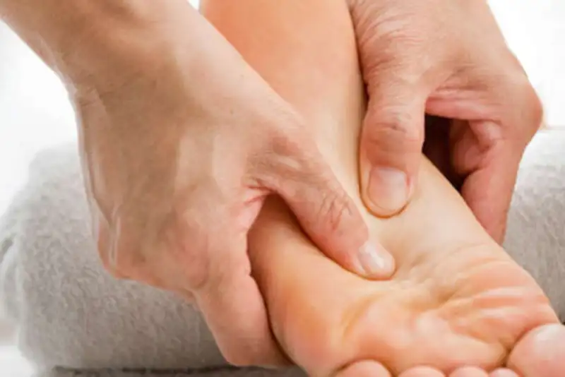 ماساژ کف پا، راهکاری ساده برای بهبود خواب زنان یائسه