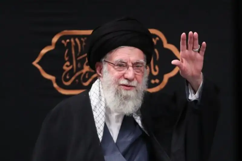 تصاویر از اولین شب مراسم عزاداری شهادت حضرت زهرا(س) با حضور رهبر معظم انقلاب + فیلم