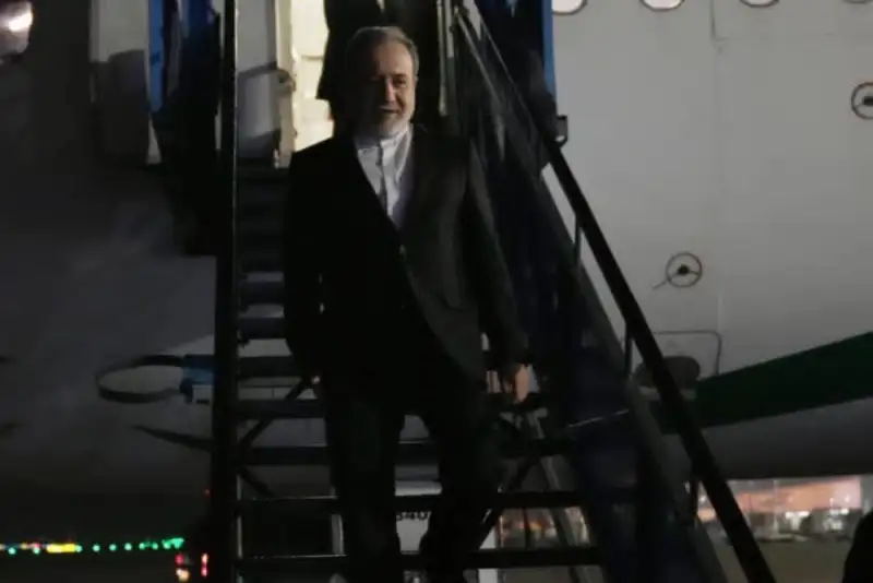 عراقچی عازم هلند شد