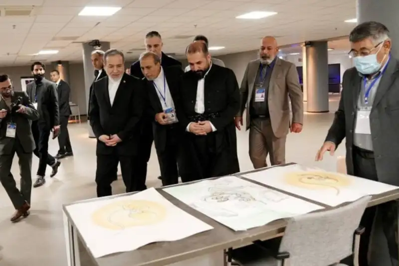 بازدید عراقچی از نمایشگاه حاشیه ای نشست منع سلاح‌های شیمیایی