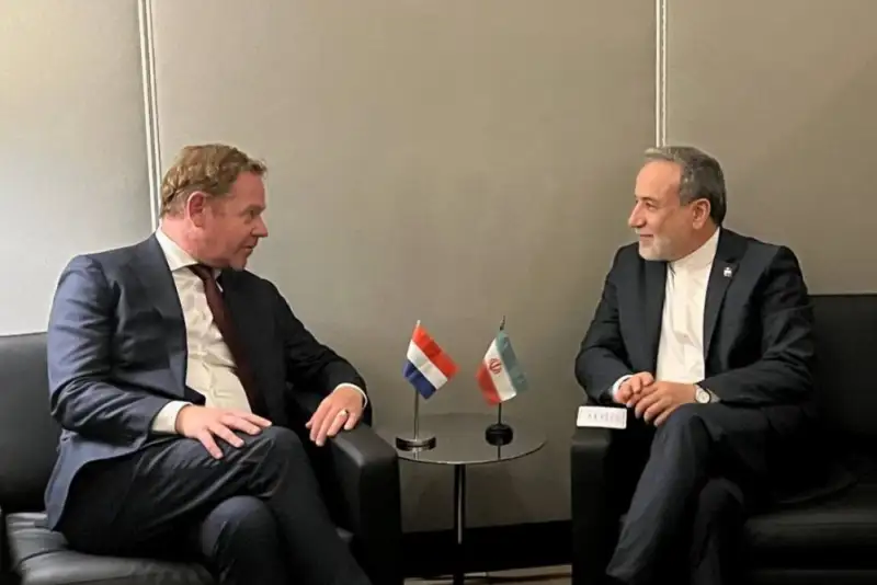 دیدار و گفت‌وگوی وزیر امور خارجه با همتای هلندی
