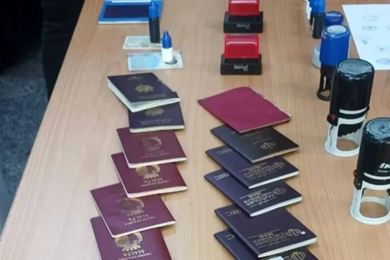 انهدام دو کارگاه گسترده جعل گذرنامه و بازداشت 10 کلاهبردار