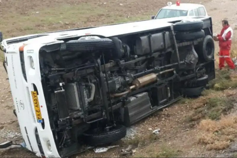 13 مصدوم در واژگونی مینی‌بوس دانش‌آموزان همدانی