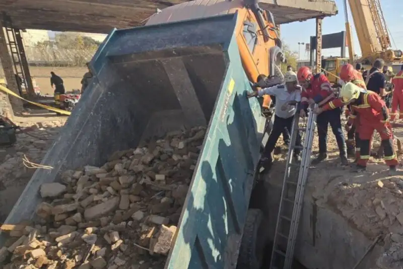 مرگ دو کارگر در حادثه سقوط کامیون به گودال در تهران