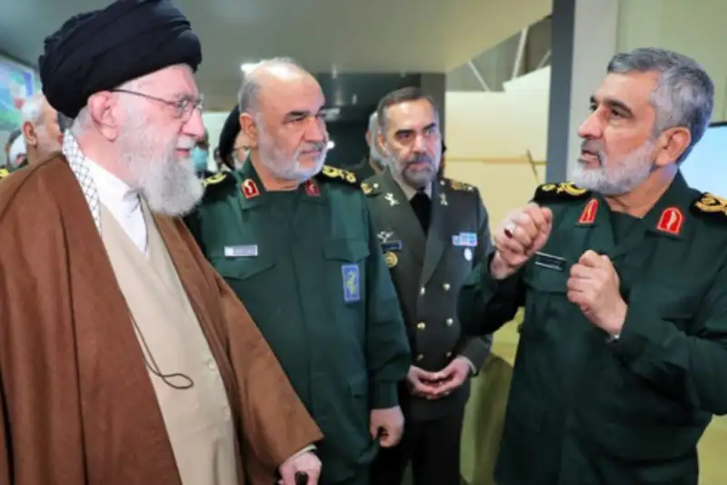 دستخط رهبر معظم  انقلاب برای نوه شهید حاجی‌زاده+تصویر