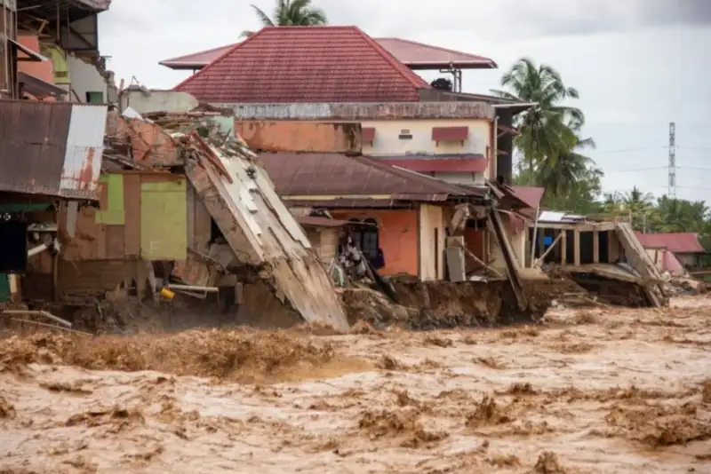 سیل و رانش هولناک در سوماترا اندونزی / 174 قربانی و مفقودی 79 نفر