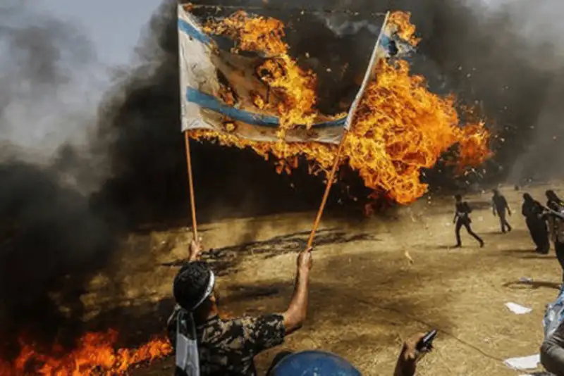 مردم خشمگین سوریه پرچم صهیوئیستی را آتش زدند