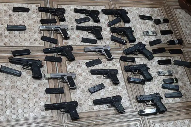 کشف کلت‌های آمریکایی پنهان زیر ذغال در تهران