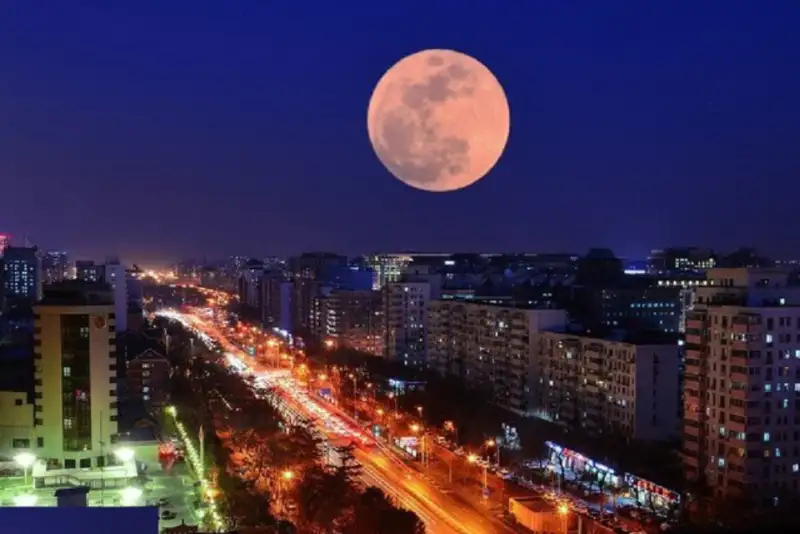 سومین اَبَرماه سال شامگاه پنجشنبه در آسمان ایران می درخشد