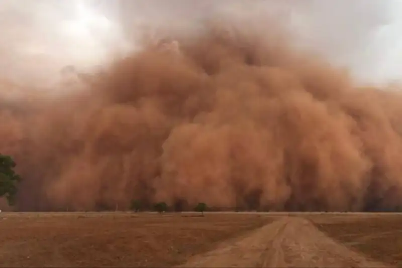 طوفان شن در قلب صحرای استرالیا+ فیلم