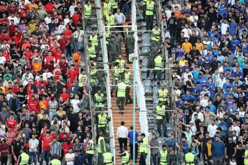 حاشیه‌های تلخ دربی 106؛ سنگ‌پرانی  یک هوادار را مجروح کرد