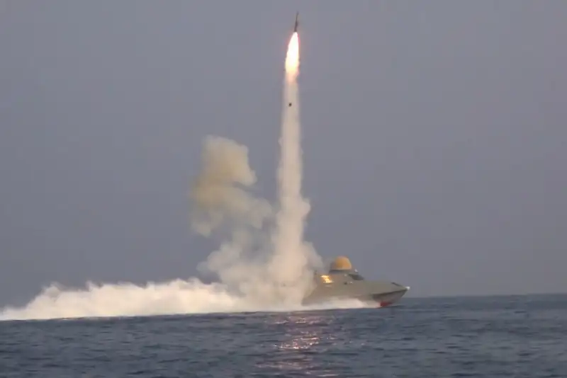 دریادار تنگسیری: در رزمایش اخیر، موشکی با برد بیش از طول خلیج فارس شلیک شد