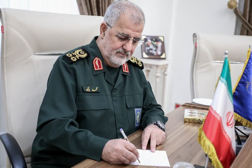 اللواء باكبور: حرس الثورة يعتبر إنتاج العلم شريان حياته