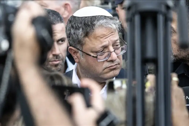 بن‌گویر با نماد اعدام وارد کنست شد