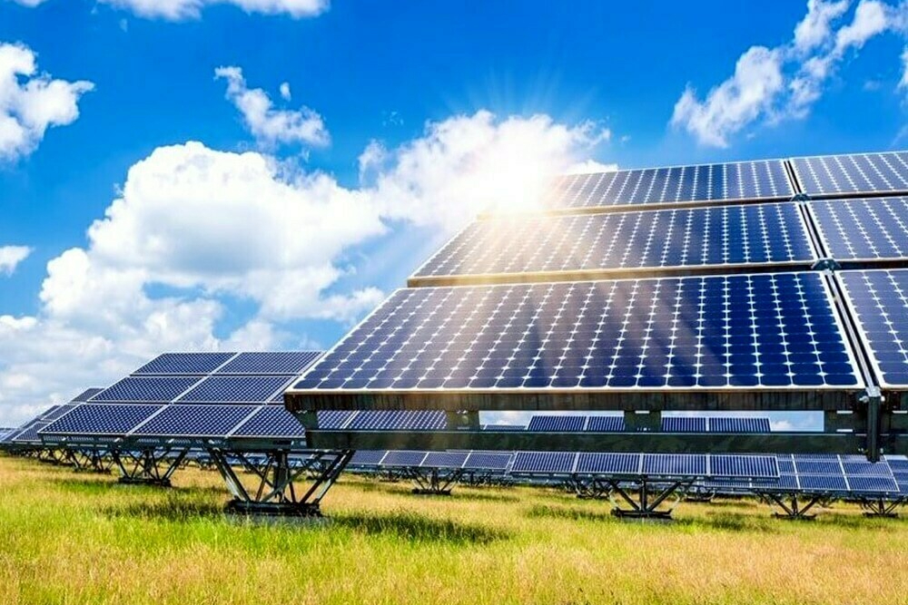 إيران تعزز شبكتها الكهربائية بمشاريع طاقة شمسية جديدة