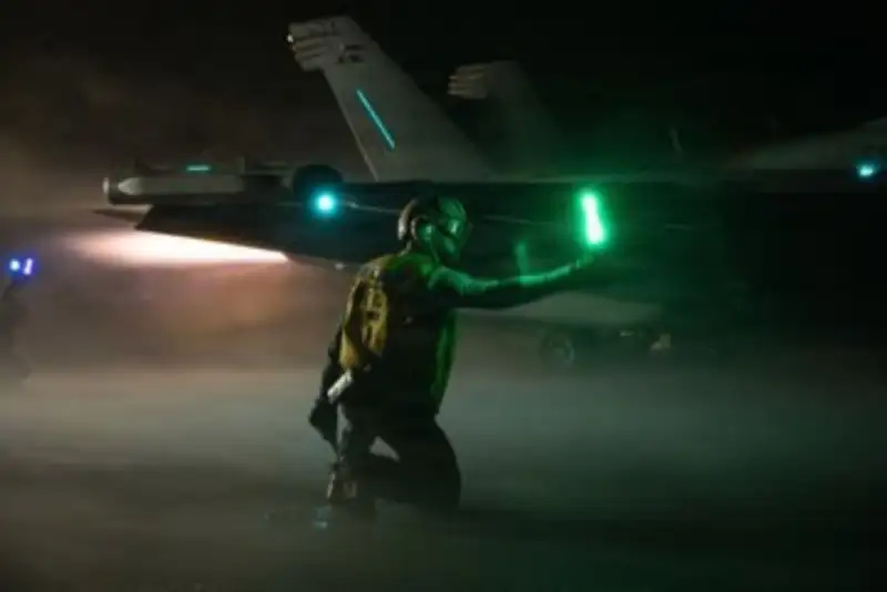 نیروی دریایی آمریکا پرواز جنگنده‌های اف-18 در نزدیکی مرز هوایی ونزوئلا را تأیید کرد