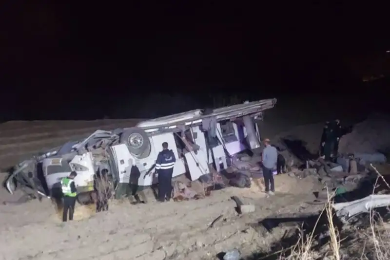 واژگونی اتوبوس اسکانیا در محور یاسوج-اصفهان؛ 13 نفر مصدوم شدند