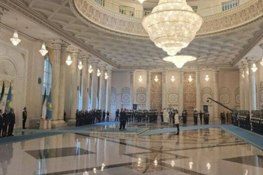 رئيس كازاخستان يستقبل بزشكيان رسمياً