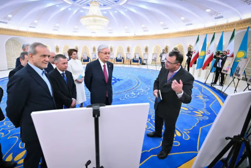 توکایف و پزشکیان از نمایشگاه نسخه‌های خطی تاریخ قزاقستان بازدید کردند