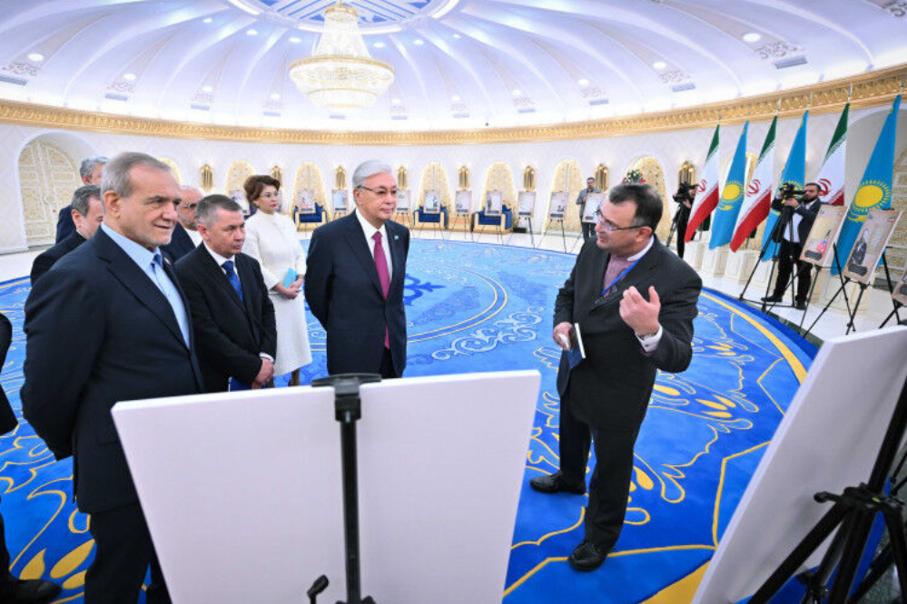 توکایف و پزشکیان از نمایشگاه نسخه‌های خطی تاریخ قزاقستان بازدید کردند