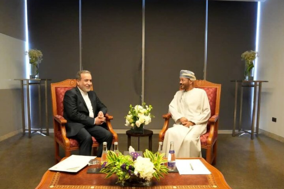 אראגצ'י נפגש עם עמיתו העומאני בשולי הפסגה הבינלאומית לשלום וביטחון באשגבאט