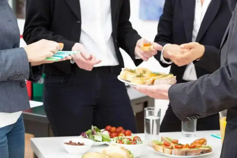 «سرو میوه، شیرینی، شام و ناهار» در همایش‌ها و جلسات اداری ممنوع شد