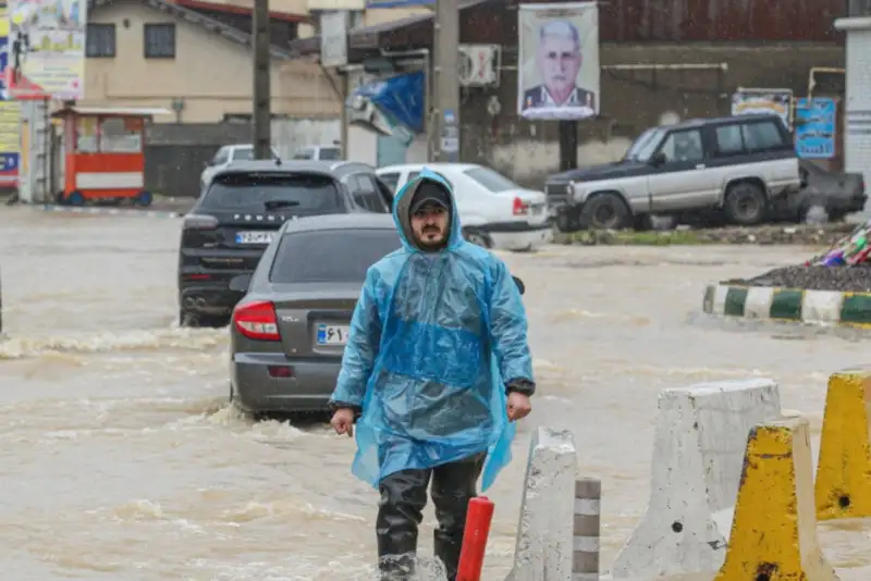 آماده‌باش تیم‌های عملیاتی جمعیت هلال احمر/اسکان اضطراری هزار حادثه‌دیده در برف و سیلاب