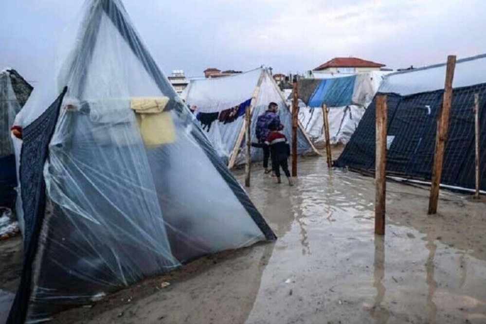 اليونيسيف : الأمطار تدخل خيام النازحين وظروف أطفال غزة صعبة للغاية