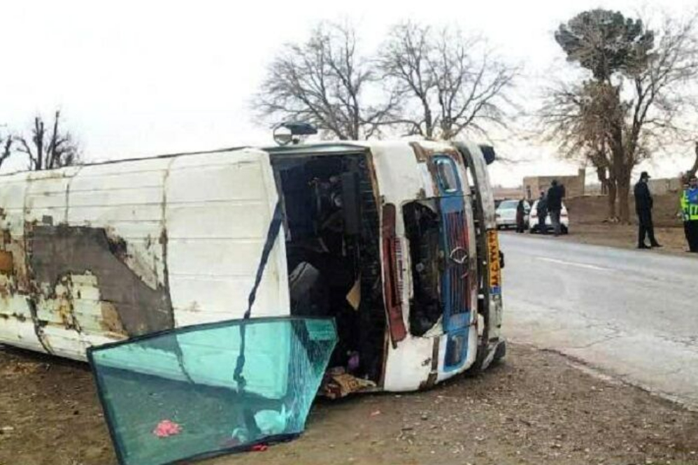 14 مجروح در واژگونی مینی‌بوس مدرسه در جاده نیشابور