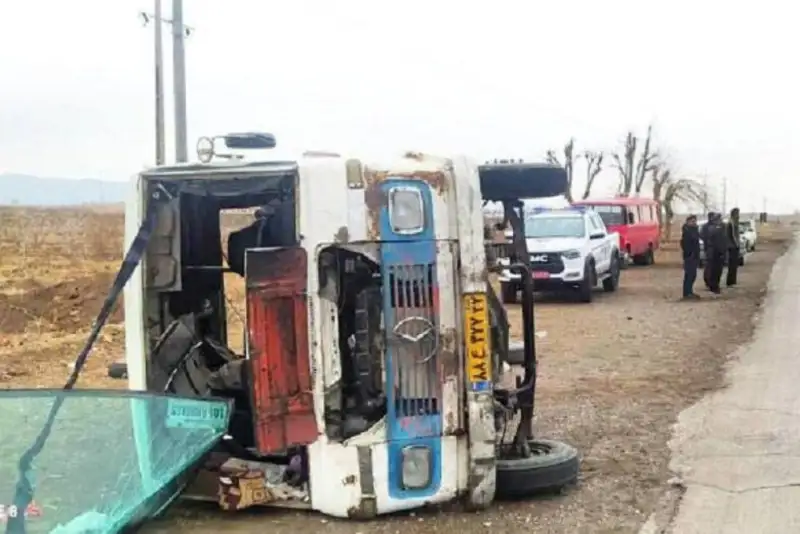 14 مجروح در واژگونی مینی‌بوس مدرسه در جاده نیشابور + علت حادثه