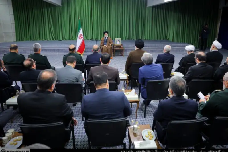 رهبر معظم انقلاب: جوانان ما خوب هستند/ لزوم تبیین هنرمندانه ارزش‌های دفاع مقدس برای آنان