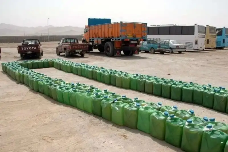 3 هزار لیتر بنزین دپو شده قاچاق در قلعه‌گنج کشف شد