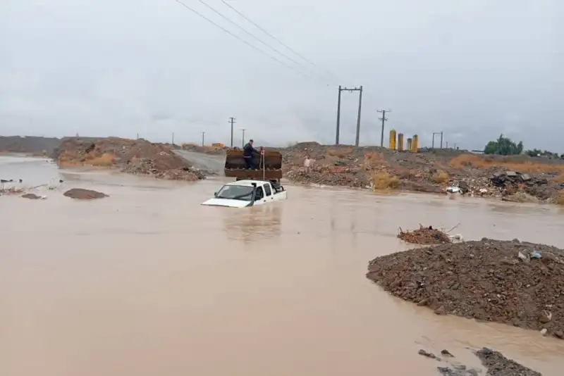 طغیان رودخانه‌ها 2 محور ارتباطی قلعه‌گنج را مسدود کرد