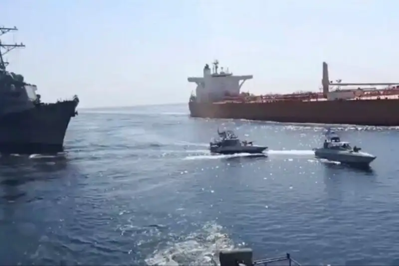 ونزوئلا نفتکش‌ها را با اسکورت نظامی راهی دریا کرد