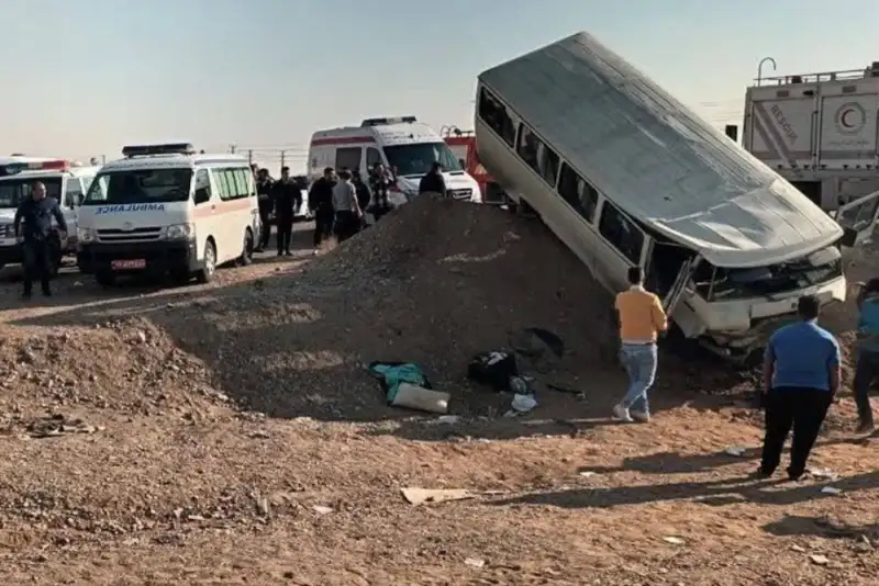 12 مجروح در انحراف مینی‌بوس دانش‌آموزان در محور ایوانکی