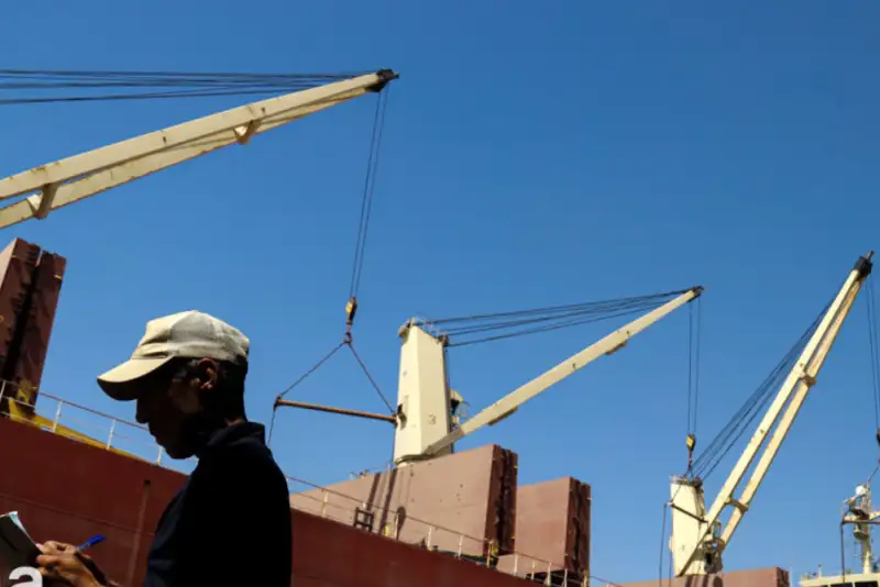 تخلیه 13 میلیون تن کالای اساسی در بندر امام خمینی(ره)