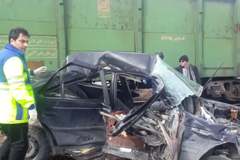 برخورد قطار با خودرو در ایستگاه راه‌آهن شازند، یک مصدوم برجای گذاشت